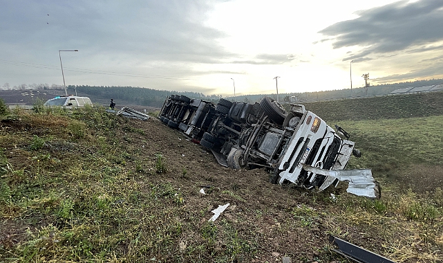 Sakarya'da Tır Şarampole Devrildi