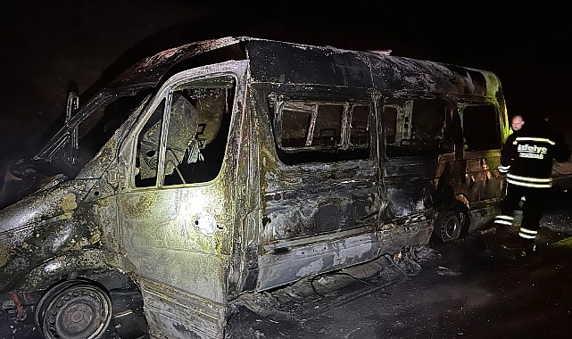 Seyir Halindeki Servis Minibüsü Alev Alev Yandı