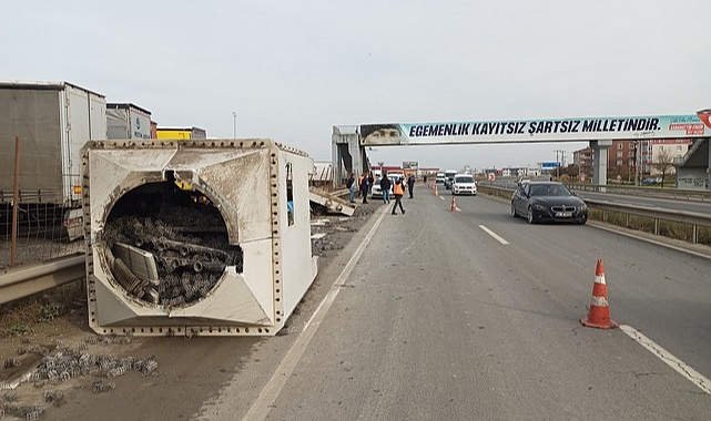 Su Deposu Taşıyan Kamyon Üst Geçide Çarptı