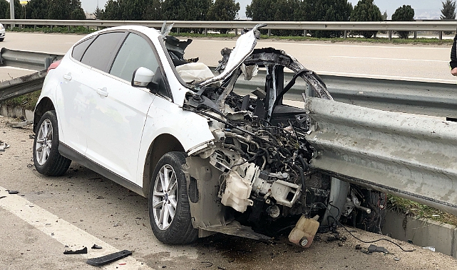 Bursa'da Otomobil Bariyerlere Çarptı, 1 Ölü