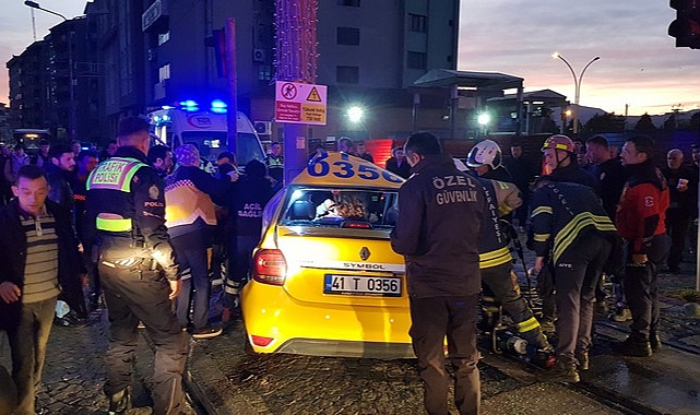 Kocaeli&#039;de Tramvayla Çarpışan Taksideki 3 Kişi Yaralandı