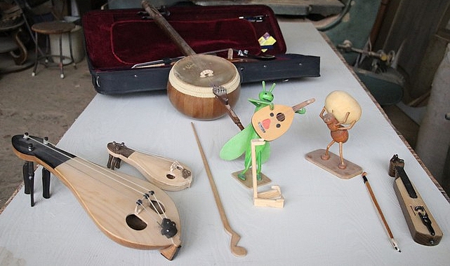 Konservatuvarda Gördüğü Müzik Aletlerinin Minyatürlerini Yapıyor