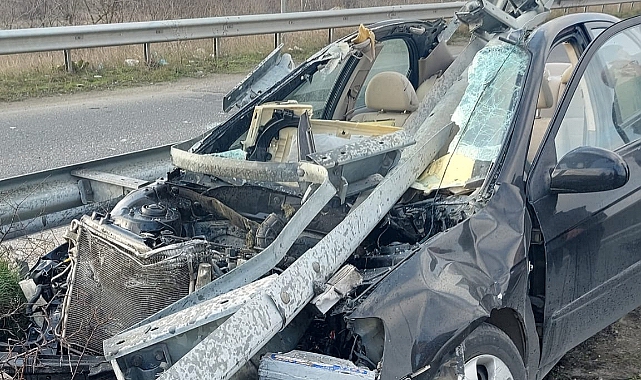 Otomobil Bariyerlere Ok Gibi Saplandı