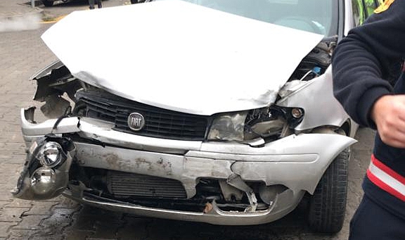 Otomobille Panelvan Çarpıştı, 2 Yaralı