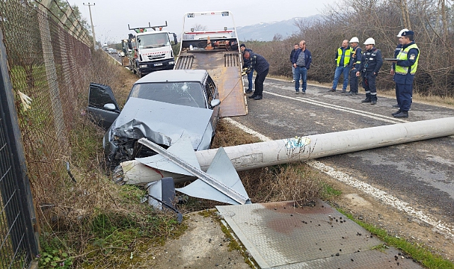 Bursa'da Otomobil Elektrik Direğine Çarptı