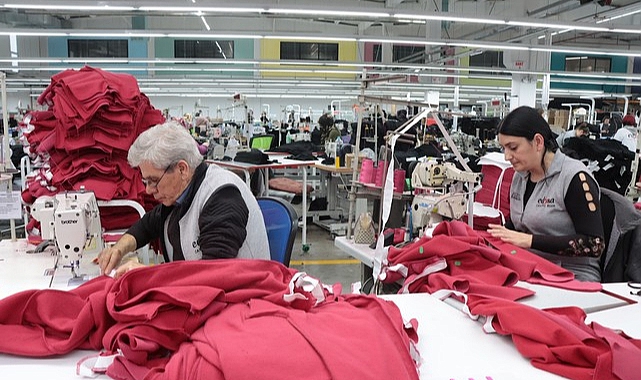 Kırklareli'nde Bir Fabrika Depremzede Çocuklar İçin Kışlık Giysi Dikiyor