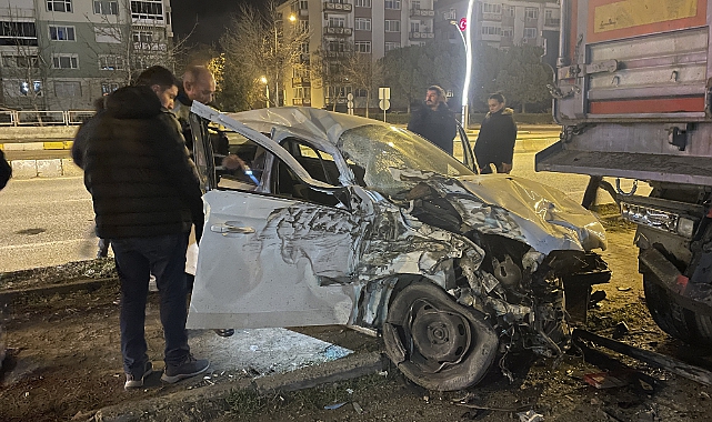 Otomobil Park Halindeki Tır ve Kamyona Çarptı, 2 Yaralı