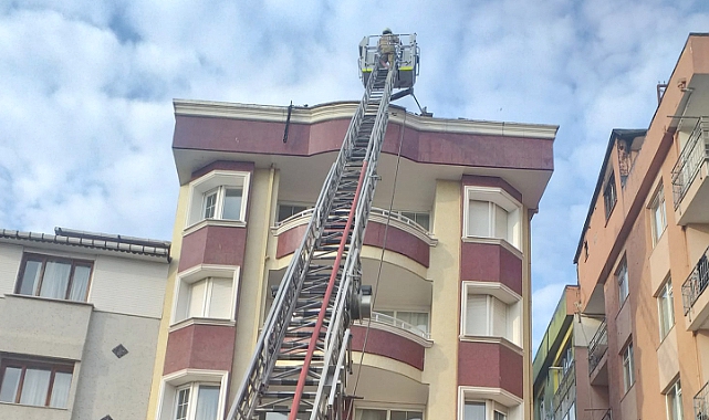 Üsküdar'da Binanın Çatısında Yangın Çıktı