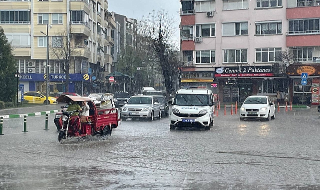 Aniden Başlayan Sağanak Yolları Göle Çevirdi