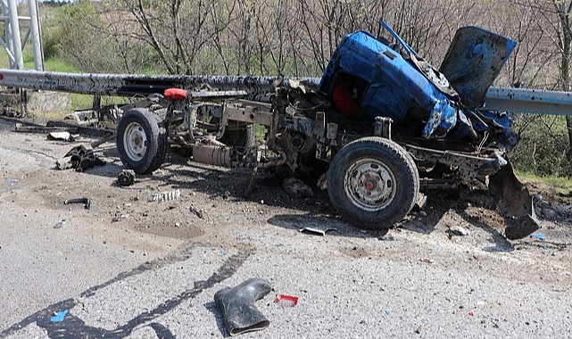Beyaz Eşya Yüklü Tır Kamyonetle Çarpıştı