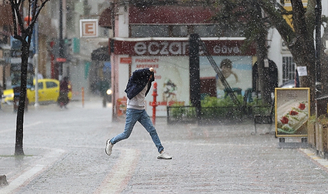 Edirne&#039;de Gök Gürültülü Sağanak ve Zaman Zaman Dolu Etkili Oluyor