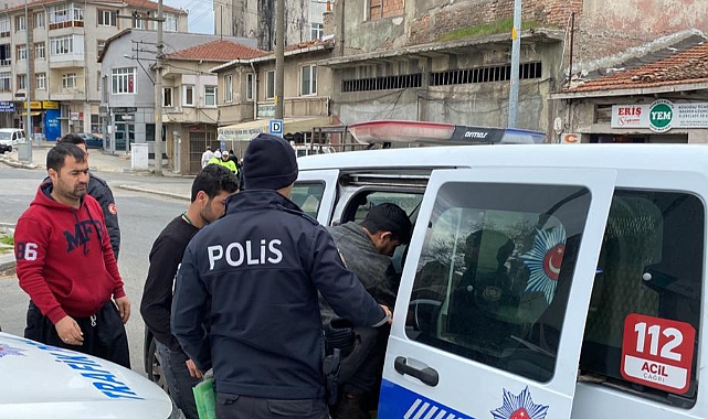 Elini Kolunu Sallayarak Çorlu'da Dolaşan Kaçak Göçmenler Selfie Çekilirken Yakalandı