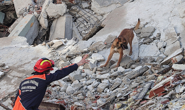 Güngören'de Kentsel Dönüşüm İçin Boşaltılan Bina Çöktü