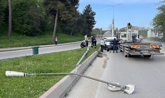 Hafif Ticari Araç Orta Refüje Çarparak Takla Attı, 2 Yaralı