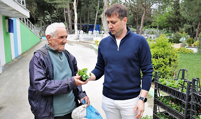 Kabir Ziyaretine Gelenlere Çiçek Dağıtıldı