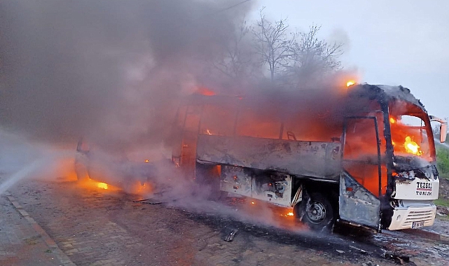 Kaza Sonrası Hafif Ticari Araç İle Minibüs Yandı