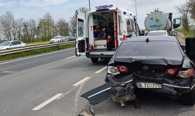 Kırmızı Işıkta Duran Otomobile Arkadan Çarptı, 2 Yaralı