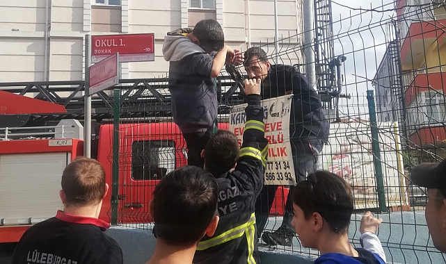 Korkuluktan Atlayan Çocuğun Eline Demir Saplandı