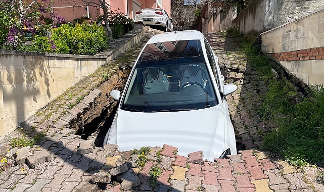 Otomobil Çöken Yolda Oluşan Çukura Düştü