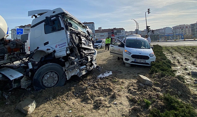 Tır İle Hafif Ticari Araç Çarpıştı, 2 Yaralı