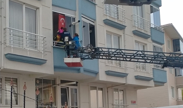 Yangında Mahsur Kalan 15 Kişiyi İtfaiye Kurtardı