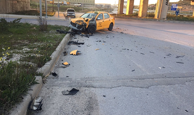 Bilecik&#039;te Ticari Taksi ile Tır Çarpıştı, 3 Yaralı