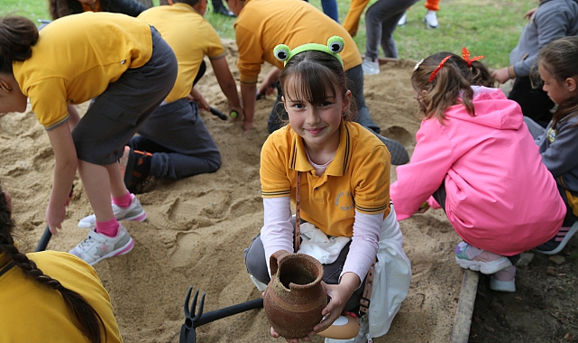 Edirne'de "Minik Arkeologlar" Müze Bahçesinde Deneysel Kazı Yaptı