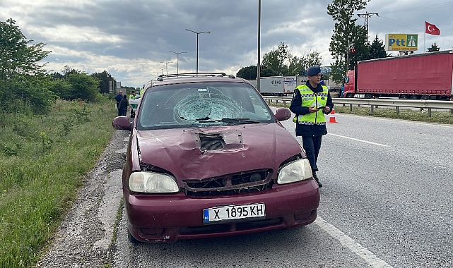 Minibüsten İnip Yolun Karşısına Geçmek İsterken Otomobil Çarptı