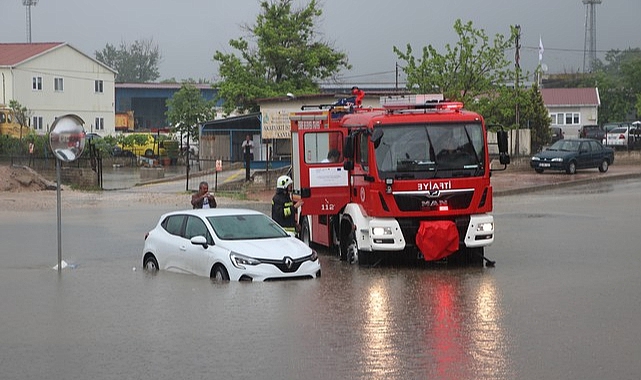Suda Mahsur Kalan Otomobilin Sürücüsünü İtfaiye Kurtardı