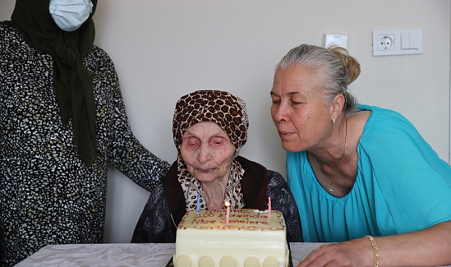 100. Yaşına Giren Kadına Doğum Günü Kutlaması