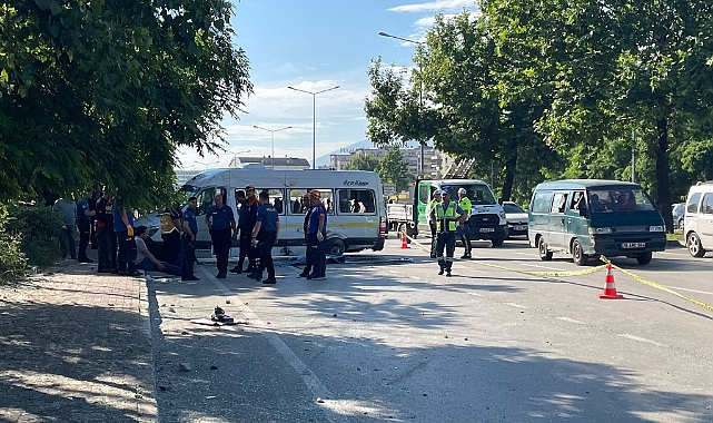 Bursa'da İşçi Servisi Otomobille Çarpıştı, 1 Ölü 9 Yaralı
