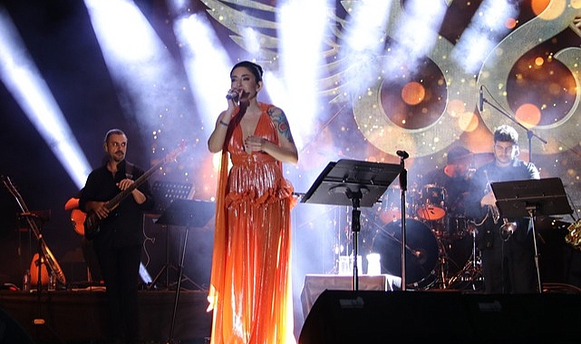 Melek Mosso Sahnede Özür Diledi, "Helalleşmek İstiyorum"