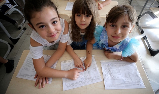 Okullarda Öğrenciler Karnelerini Aldı