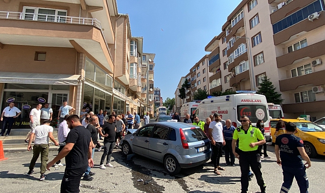 Otomobil İle Hafif Ticari Araç Çarpıştı, 2 Yaralı