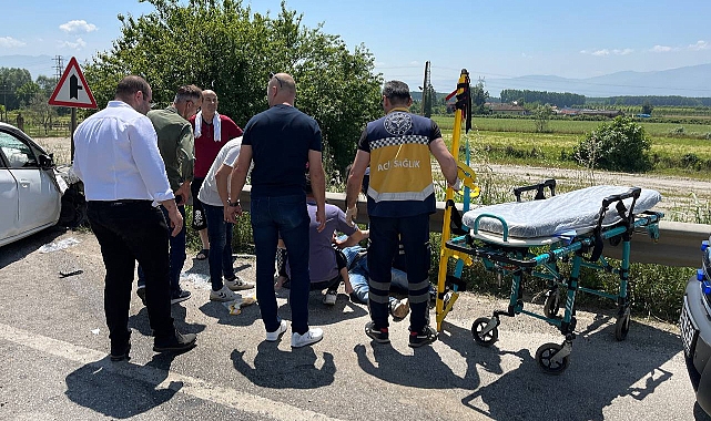 Sakarya'da İki Otomobil Çarpıştı, 10 Yaralı