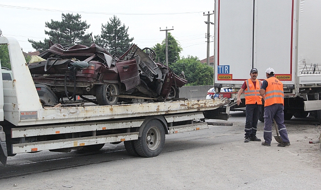 Sakarya'da Tıra Çarpan Otomobilin Sürücüsü Öldü