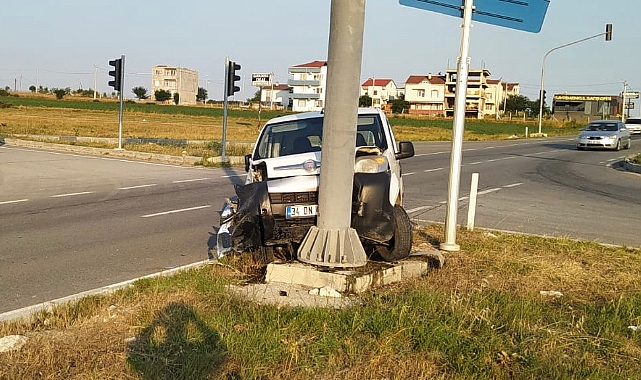 Hafif Ticari Araçla Otomobil Çarpıştı, 4 Yaralı