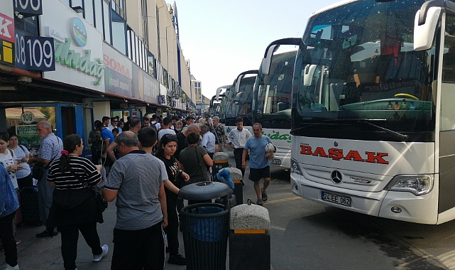 İstanbul'da Havalimanı ve Otogarda Tatil Dönüşü Yoğunluğu