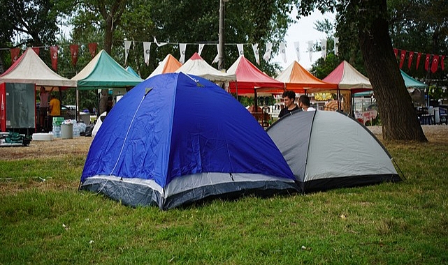 Otellerde Yer Bulamayınca Çareyi Parklara çadır kurmakta Buldular
