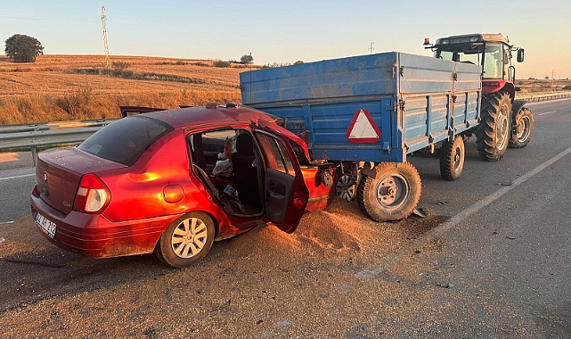 Otomobil Buğday Yüklü Traktöre Çarptı, 2 Ölü