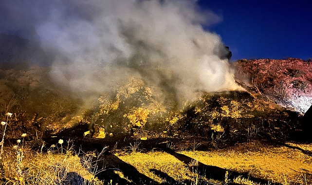 Tarlaya Bırakılan Saman Balyaları Yandı