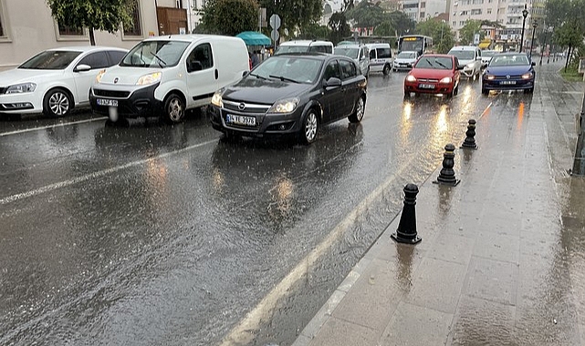 Tekirdağ'da Sağanak Yağış Etkili Oluyor