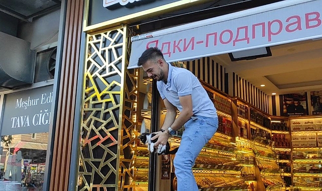 Dükkan Tabelasının Arkasına Sıkışan Kedi Yavrusunu Esnaf Kurtardı