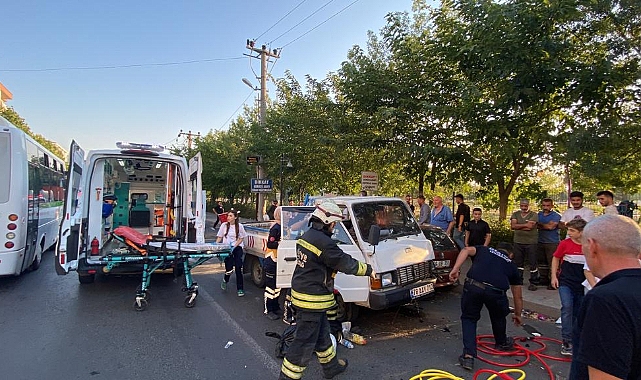 Park Halindeki Araçlara Çarpan Kamyonet Sürücüsü Ağır Yaralandı
