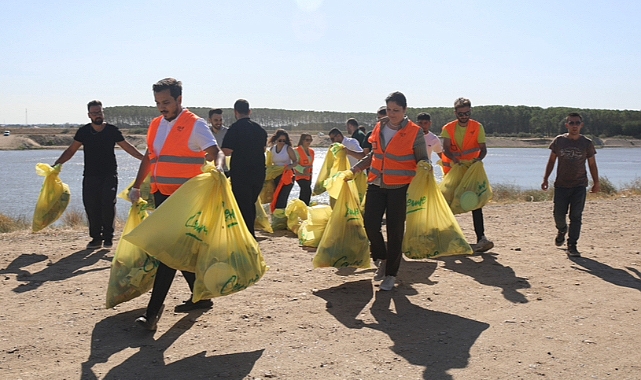 AK Partili Gençler Çevreyi Temizledi