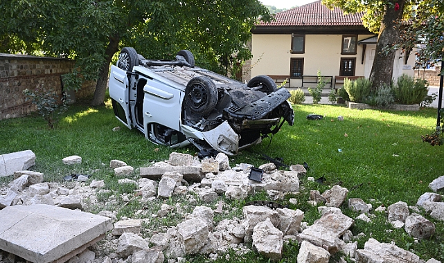 Düzensiz Göçmenleri Taşıyan Panelvan, Polisten Kaçarken Cami Bahçesine Düştü