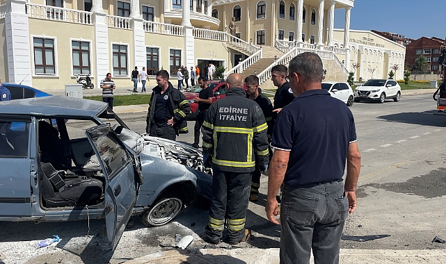 İki Otomobil Çarpıştı, 4 Yaralı