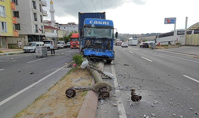 Kontrolden Çıkan Tır Refüjdeki Elektrik Direğini Devirdi