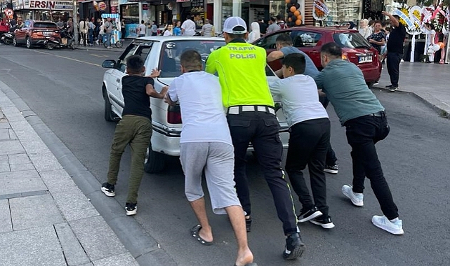 Trafik Polisi Yolda Kalan Aracı Vatandaşlarla Kenara İterek Trafiği Açtı