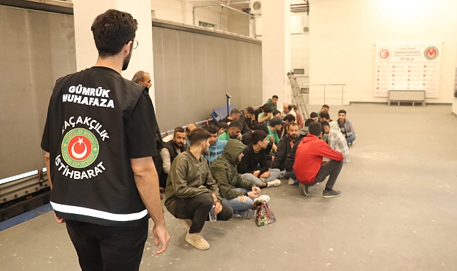 60 Düzensiz Göçmen Tırda Yakalandı